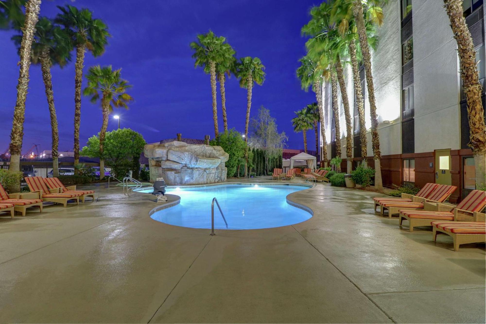 Hampton Inn Tropicana Las Vegas Exterior photo
